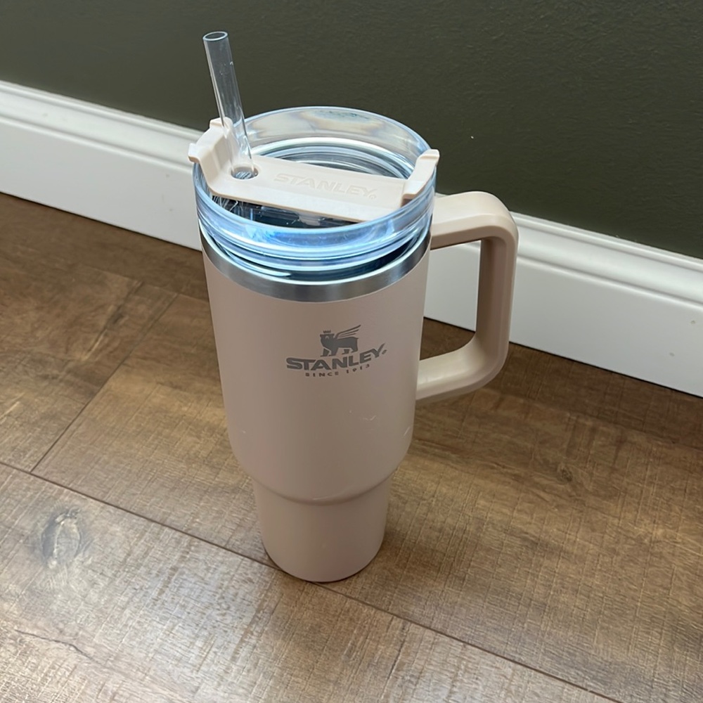 Stanley 40oz Tan/Taupe Tumbler with new straw